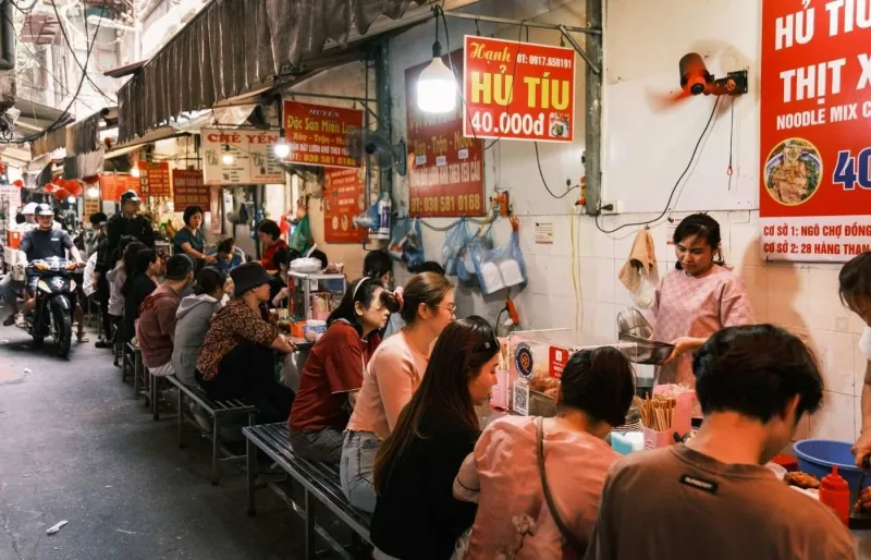 Stands de street food à Hanoï proposant des spécialités de cuisine de rue vietnamienne