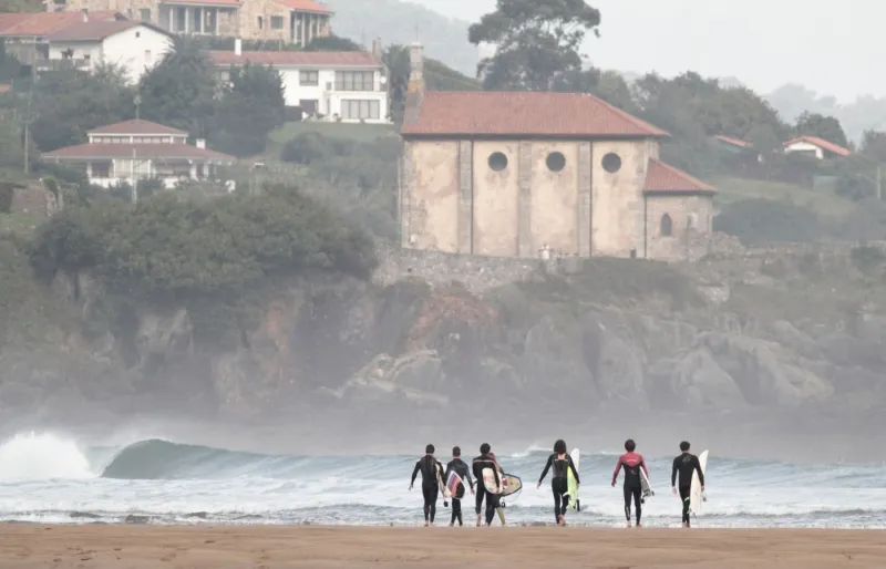 Surfeurs se rendant à Mundaka au Pays basque espagnol, célèbre spot de surf sur la côte atlantique