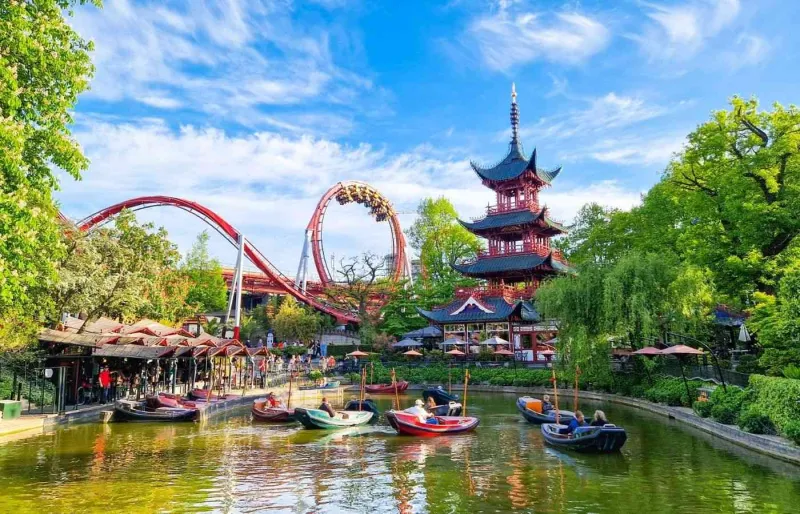 Tivoli Gardens à Copenhague, parc d’attractions emblématique et lieu incontournable au cœur de la ville