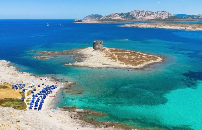 Photo aérienne de la Torre della Pelosa à la Spiaggia della Pelosa en Sardaigne