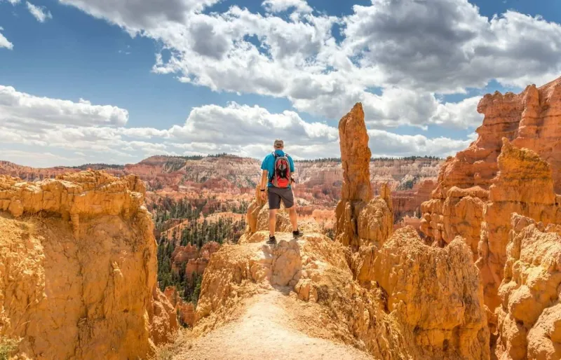 Touriste admirant le paysage spectaculaire du Bryce Canyon en Utah avec ses formations rocheuses rouges