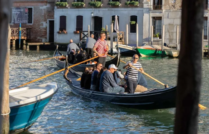 Traghetto traversant le Grand Canal près du pont du Rialto à Venise