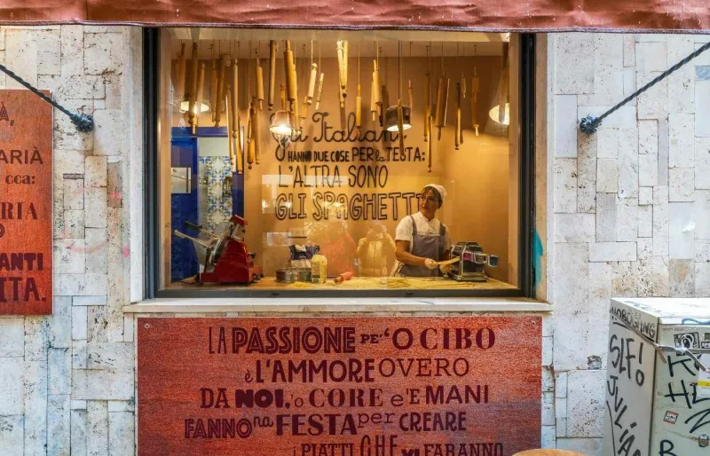 Trattoria à Naples où l’on prépare des pâtes fraîches