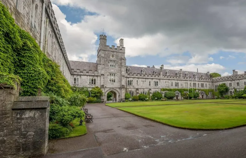 Long Hall et tour de l’horloge de l’University College Cork en Irlande, campus universitaire historique