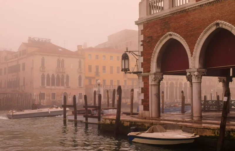 rouillard d’hiver sur le Grand Canal près du marché du Rialto à Venise