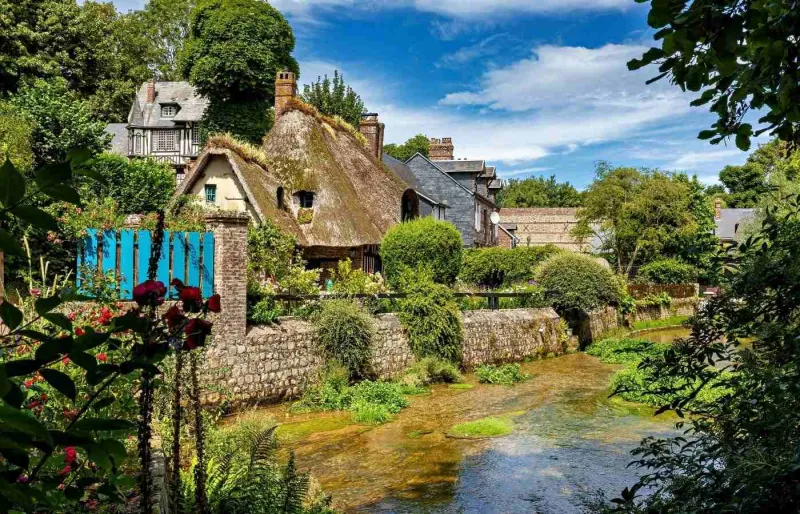 Village de Veules-les-Roses en Normandie traversé par la Veules, le plus petit fleuve de France