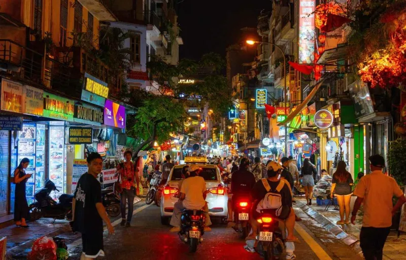 Circulation intense de motos dans les rues étroites de la vieille ville de Hanoï