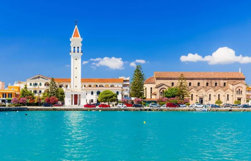 Vue de la ville de Zakynthos avec l’église Saint Dionysios au bord de la mer en Grèce