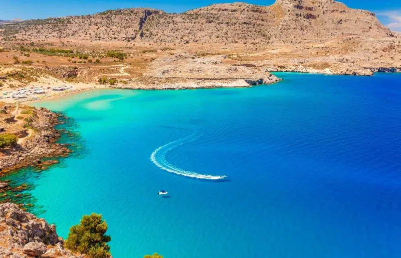 Vue de la plage d’Agathi à Rhodes avec sable doré et eaux turquoise