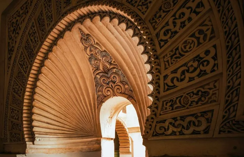 Détail d’un arc de fenêtre mauresque dans le palais nasride de l’Alcazaba de Malaga