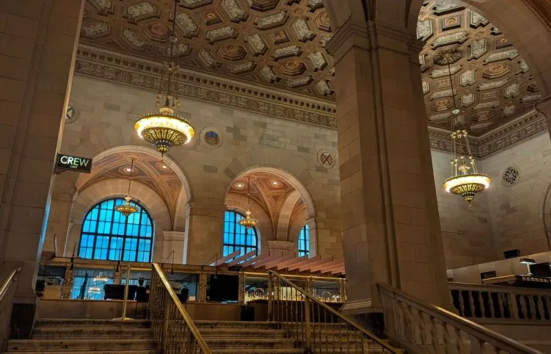Intérieur art déco d’une ancienne banque à Montréal reconvertie en café