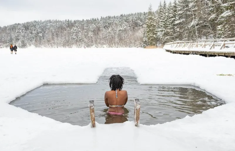 Bain d’eau glacée en Finlande après un sauna traditionnel,