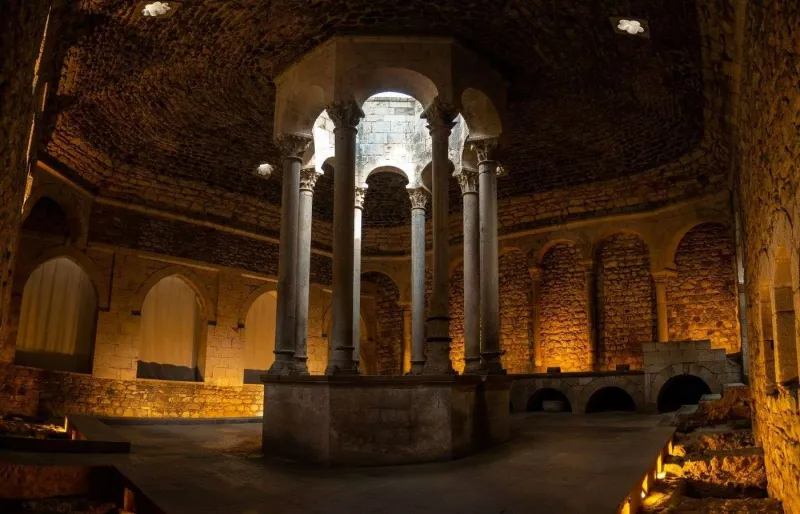 Intérieur des Banys Àrabs de Gérone en Catalogne, ancien bain médiéval