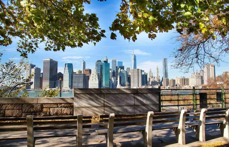 Vue sur la skyline de Lower Manhattan depuis Brooklyn Heights Promenade à New York