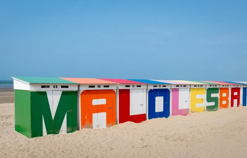 Cabines colorées de Malo-les-Bains sur la plage de Dunkerque dans le nord de la France