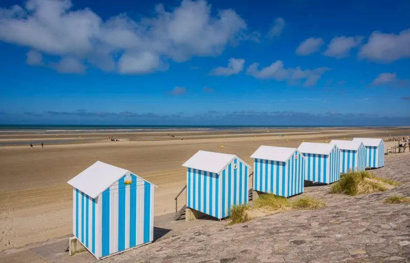 Cabines de plage à Hardelot avec vue sur la mer et grande plage de sable