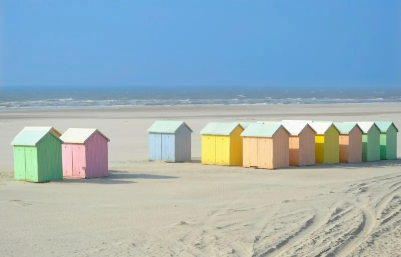 Cabines colorées sur la plage du Touquet-Paris-Plage sur la Côte d’Opale