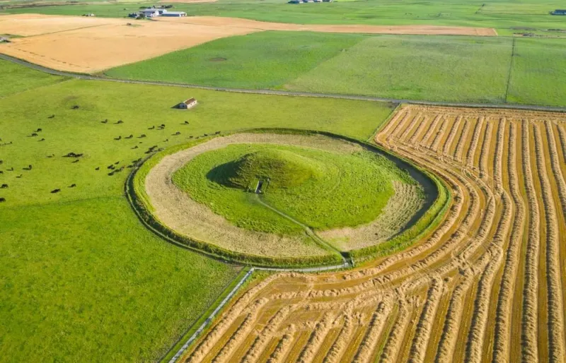 Vue aérienne du cairn de Maeshowe dans les Orcades en Écosse, tombe néolithique