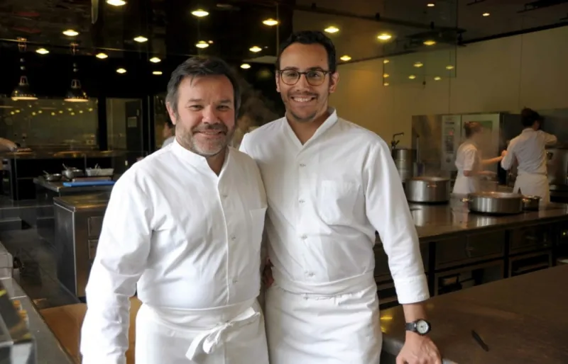ésar et Michel Troisgros dans les cuisines de leur restaurant à Roanne