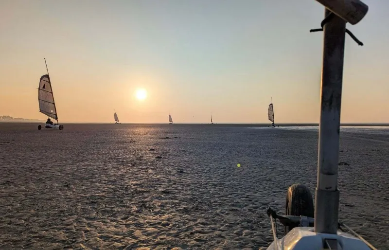 Char à voile sur la plage de Cabourg à marée basse en Normandie
