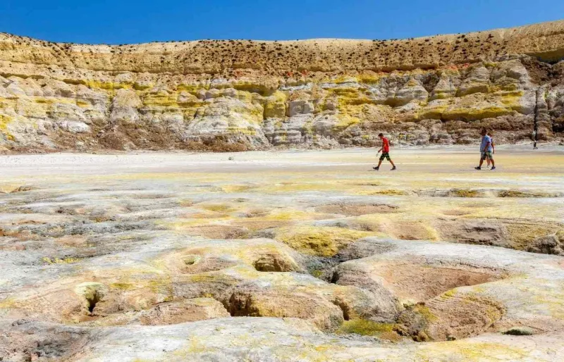 Randonneurs marchant dans le cratère Stefanos sur l’île de Nisyros en Grèce