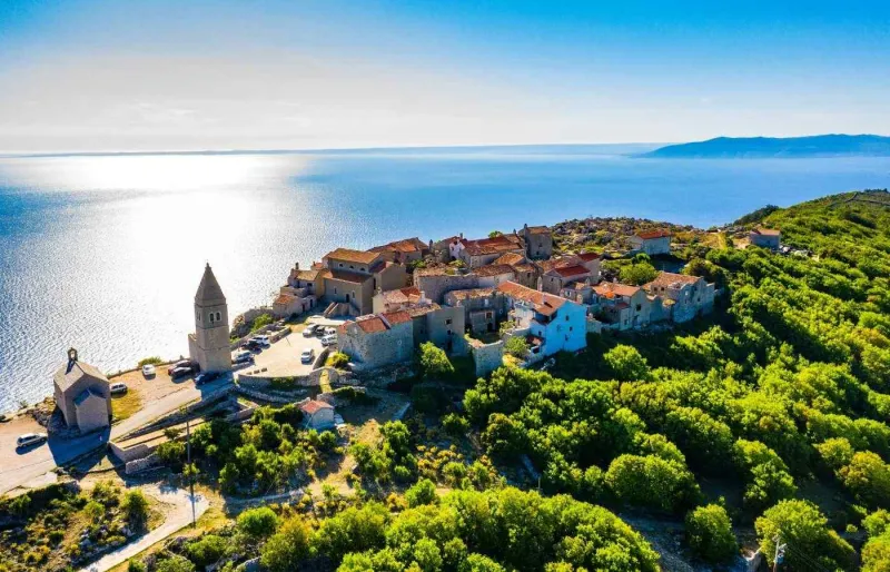 Vue aérienne du village perché de Lubenice sur l’île de Cres en Croatie