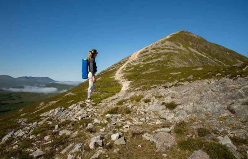 Randonneuse en train d’escalader le Croagh Patrick dans le comté de Mayo en Irlande