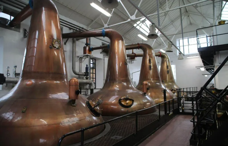 Alambics en cuivre de la distillerie Highland Park dans les Orcades en Écosse
