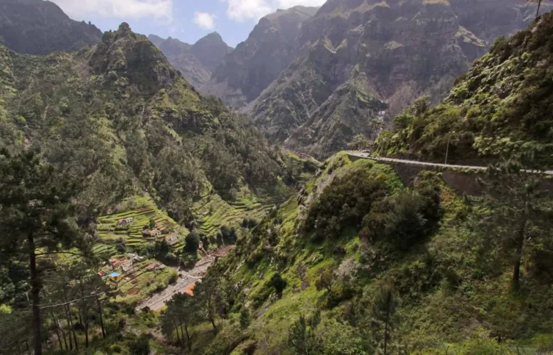 Paysage de l’Encumeada à Madère avec vue sur les crêtes et les vallées