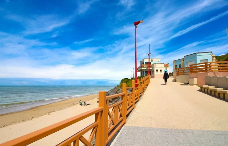 Promenade et plage d’Équihen-Plage près de Boulogne-sur-Mer sur la Côte d’Opale