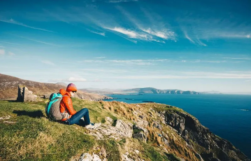 Randonneuse admirant les falaises de Croaghaun sur Achill Island dans le comté de Mayo en Irlande