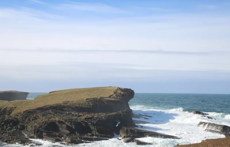 Falaises de Yesnaby dans les Orcades en Écosse, côte sauvage battue par les vagues de l’Atlantique