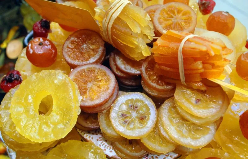 Fruits confits d’Apt aux couleurs variées, spécialité traditionnelle de Provence à base de fruits et de sucre