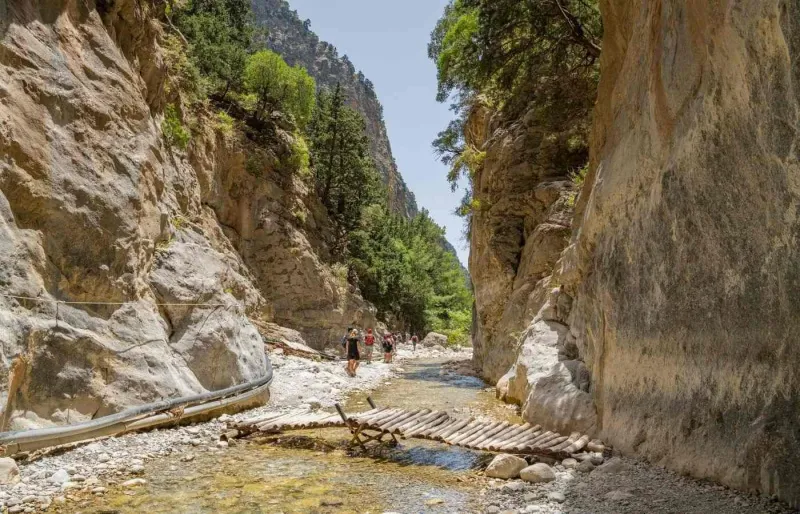 Sentier de randonnée franchissant un ruisseau dans les gorges de Samaria en Crète