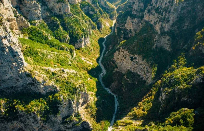 Vue aérienne des gorges de Vikos dans le massif du Pinde, l’un des plus beaux sites de randonnée en Grèce