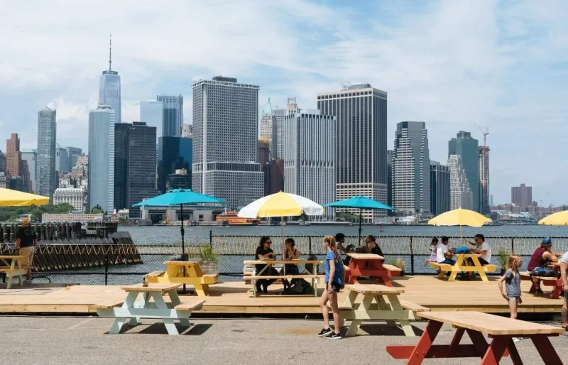 Restaurant de street food à Governors Island avec vue sur la skyline de Downtown Manhattan