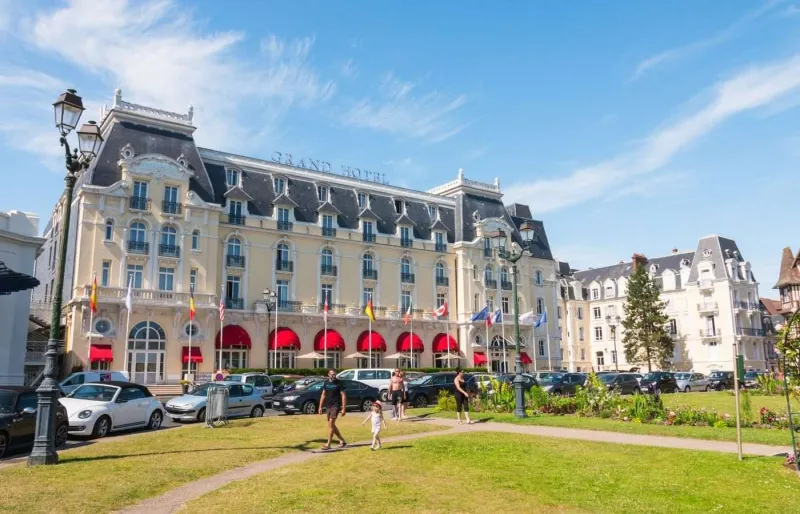 Grand Hôtel de Cabourg en bord de mer, palace Belle Époque en Normandie
