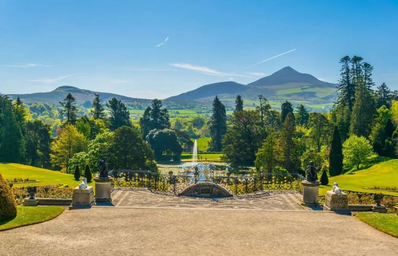 Vue sur le Great Sugar Loaf depuis les jardins de Powerscourt dans le comté de Wicklow en Irlande