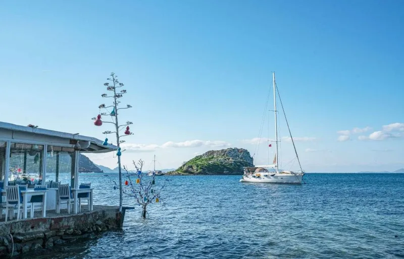 Gümüşlük en Turquie, vue sur la mer à Bodrum avec ponton et ambiance paisible en bord de plage