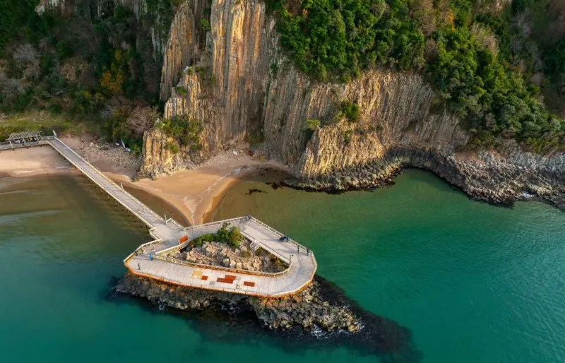 Plage de Güzelcehisar en Turquie avec colonnes de basalte volcaniques sur la côte de la mer Noire