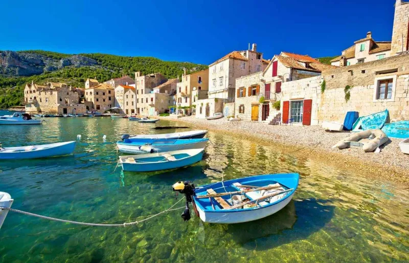Plage et front de mer du village de Komiža sur l’île de Vis en Croatie