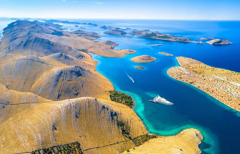 Vue aérienne des îles Kornati en Croatie avec reliefs karstiques et mer turquoise
