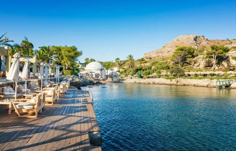 Kallithea Springs à Rhodes avec terrasses en bois et thermes Art déco au bord de la mer