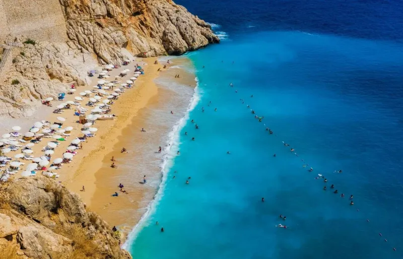 Vue aérienne de Kaputaş près de Kaş en Turquie, eau turquoise idéale pour le snorkeling et la plongée