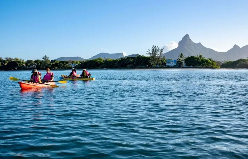 Kayak au lever du soleil dans la baie de Tamarin à l’île Maurice