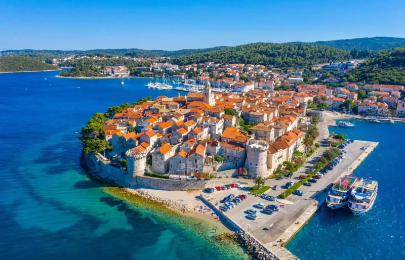 anorama de la vieille ville de Korčula en Croatie entourée par la mer Adriatique