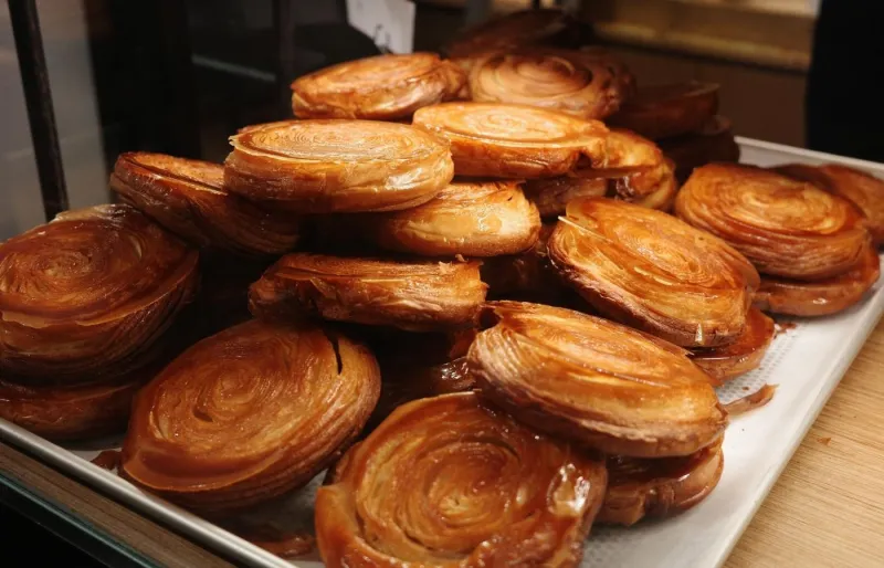 Kouign-amann breton fraîchement cuit, gâteau au beurre caramélisé spécialité de Bretagne