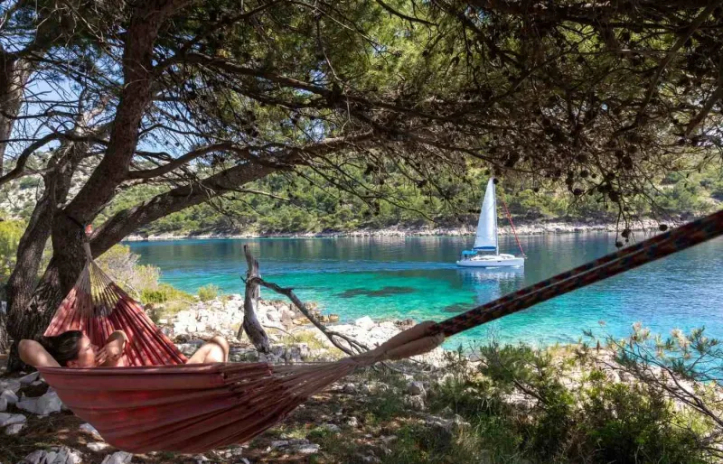Femme se relaxant dans un hamac sur l’île de Lastovo en Croatie