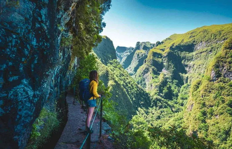 Randonneuse sur la levada du Caldeirão Verde à Madère