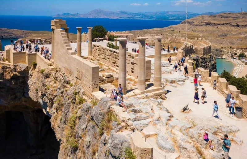 Vue aérienne de la baie Saint-Paul et de l’acropole de Lindos sur l’île de Rhodes en Grèce